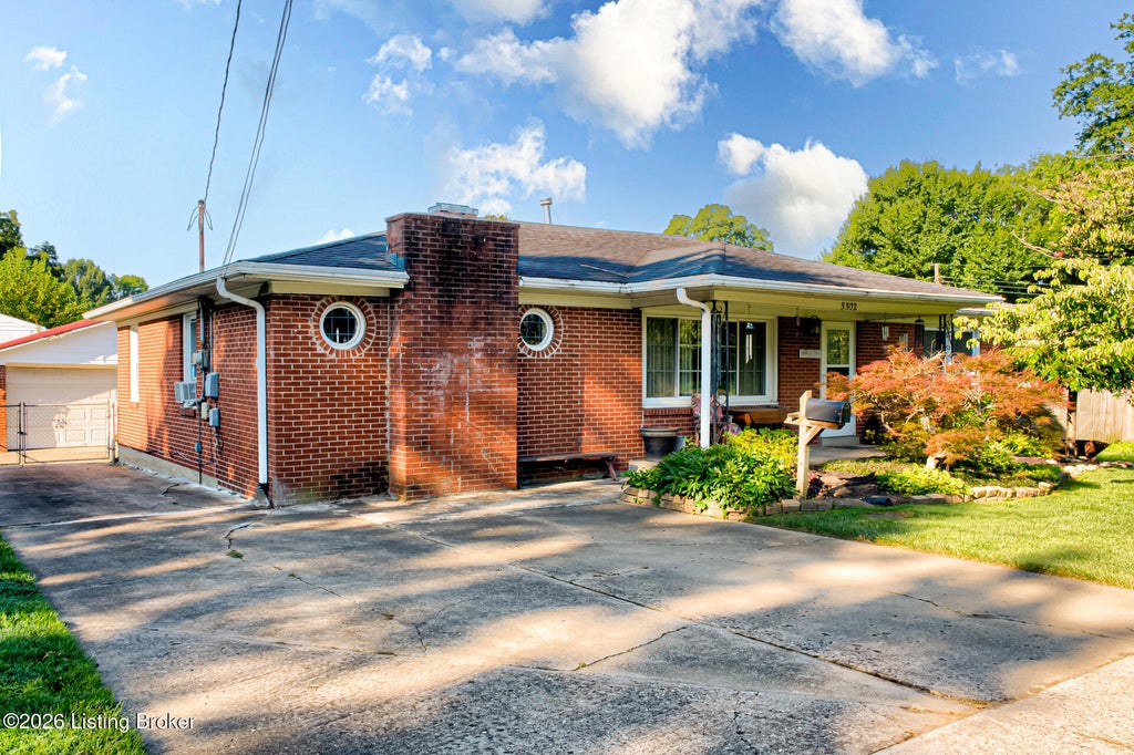 Photo of 5502 Deering Heights Dr, Louisville, KY 40272 (MLS # 1724953)