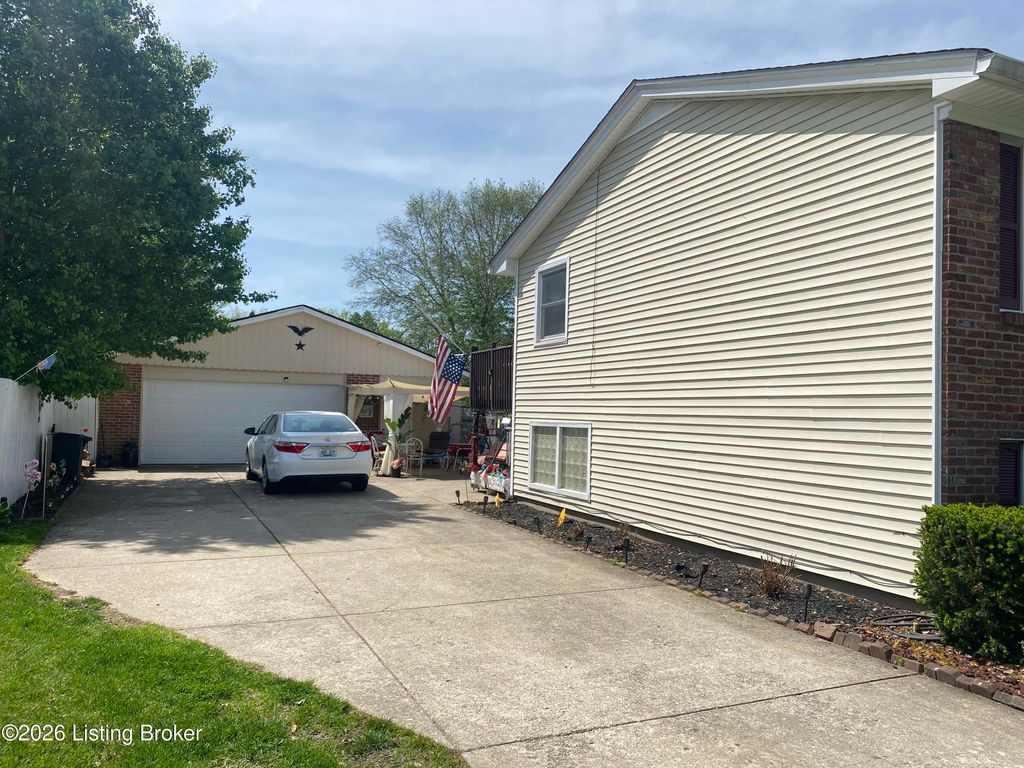 Photo of 8014 Broadfern Dr, Louisville, KY 40291 (MLS # 1714462)