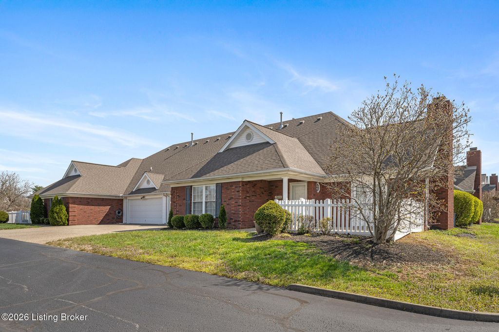 Photo of 7909 Manner Pointe Dr, Louisville, KY 40220 (MLS # 1712571)