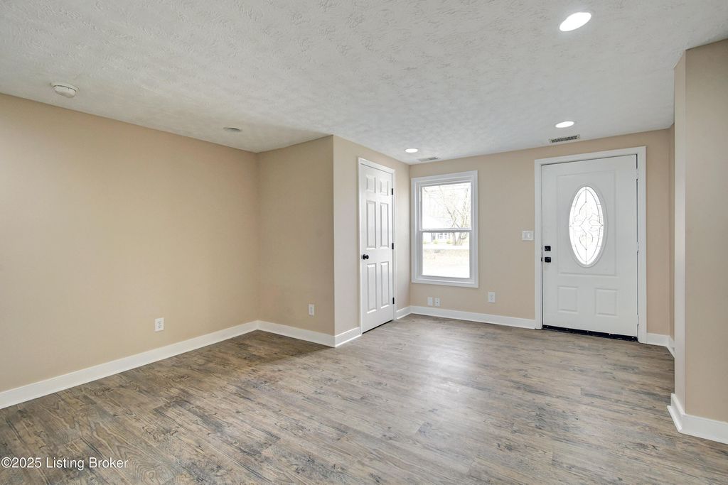 Photo of 6629 Sylvania Rd, Louisville, KY 40258 (MLS # 1705754)