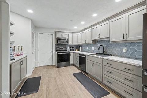 Tiny photo for 10400 Pinoak View Dr, Jeffersontown, KY 40299 (MLS # 1729674)