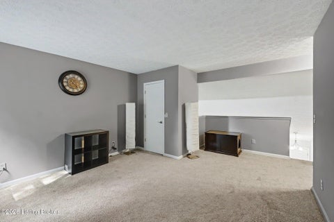 Tiny photo for 10400 Pinoak View Dr, Jeffersontown, KY 40299 (MLS # 1729674)