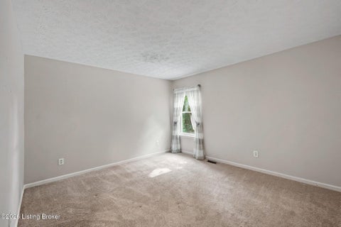Tiny photo for 10400 Pinoak View Dr, Jeffersontown, KY 40299 (MLS # 1729674)