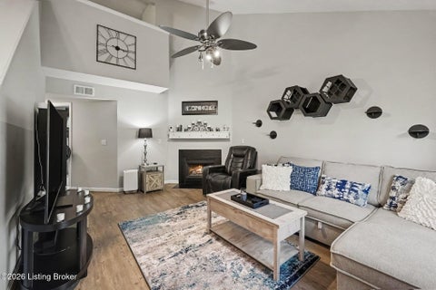 Tiny photo for 10400 Pinoak View Dr, Jeffersontown, KY 40299 (MLS # 1729674)
