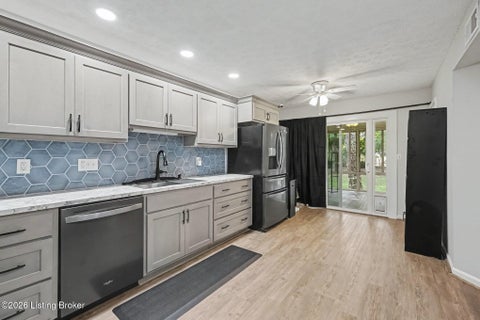 Tiny photo for 10400 Pinoak View Dr, Jeffersontown, KY 40299 (MLS # 1729674)