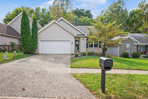 Tiny photo for 10400 Pinoak View Dr, Jeffersontown, KY 40299 (MLS # 1729674)