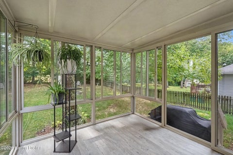 Tiny photo for 10400 Pinoak View Dr, Jeffersontown, KY 40299 (MLS # 1729674)