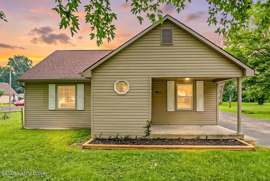 Photo of 6613 Fincastle Trail, Louisville, KY 40272 (MLS # 1723182)