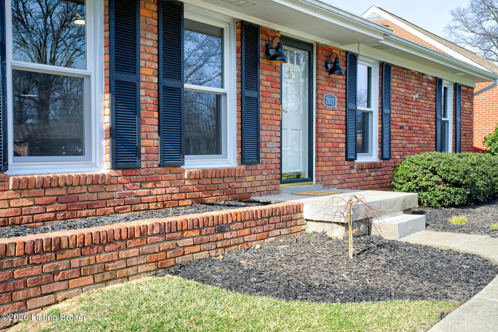 Photo of 2011 Janlyn Rd, Jeffersontown, KY 40299 (MLS # 1707391)