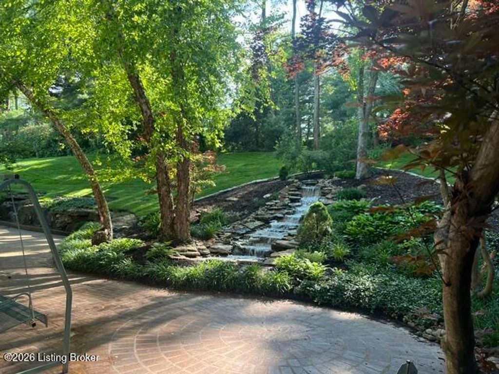 Photo of 430 Blankenbaker Ln, Louisville, KY 40207 (MLS # 1719955)
