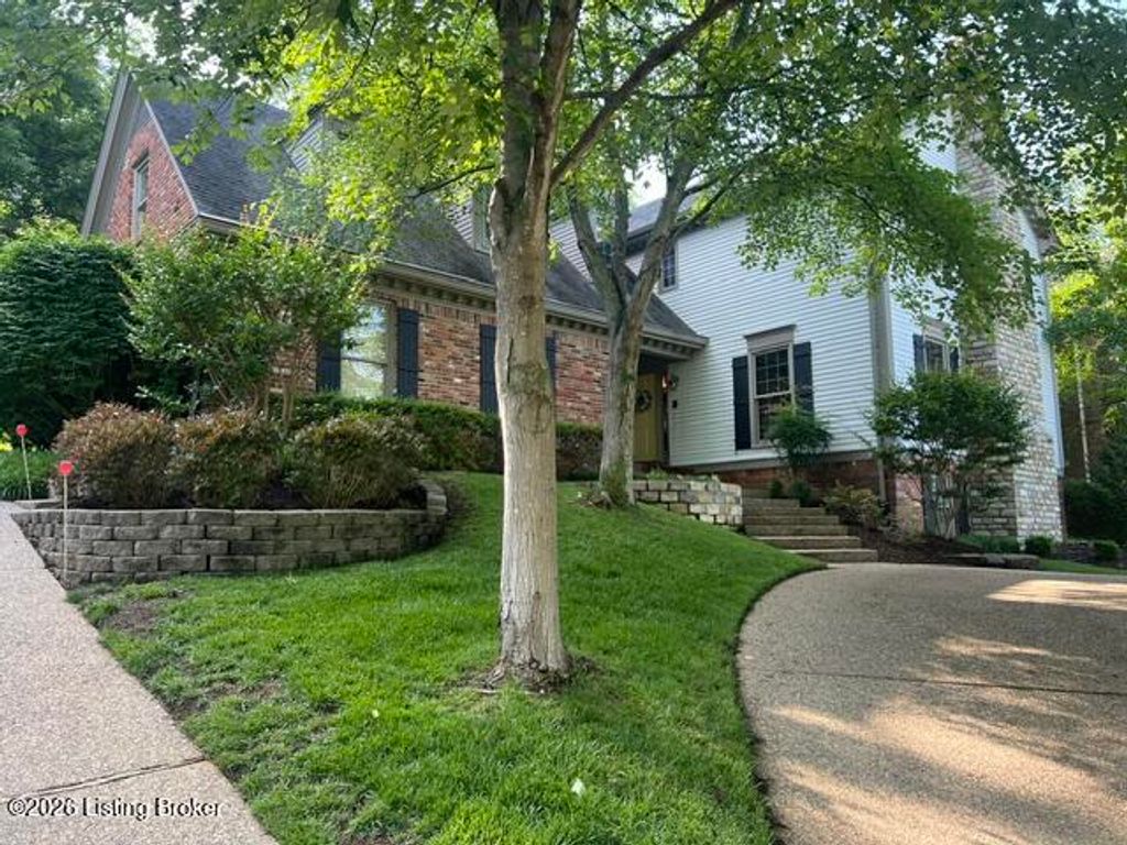 Photo of 430 Blankenbaker Ln, Louisville, KY 40207 (MLS # 1719955)