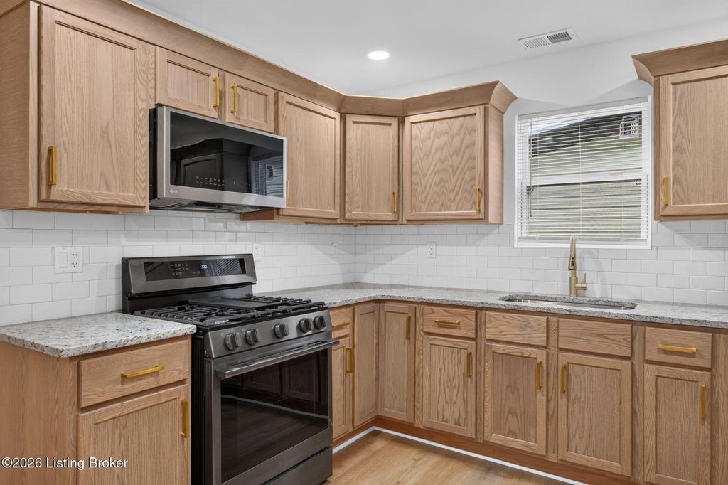 Photo of 810 W Evelyn Ave, Louisville, KY 40215 (MLS # 1724059)