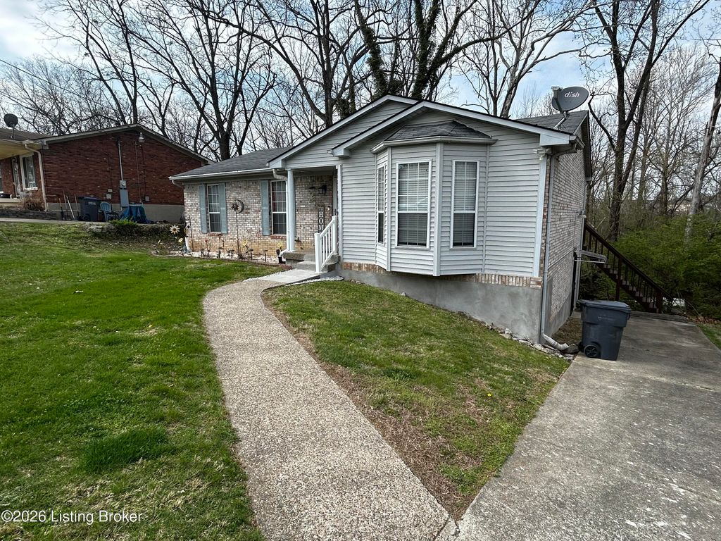 Photo of 6109 Yellowsands Dr, Louisville, KY 40219 (MLS # 1713041)