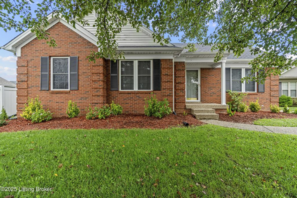 Photo of 11703 Sun Beam Ct, Louisville, KY 40272 (MLS # 1701853)