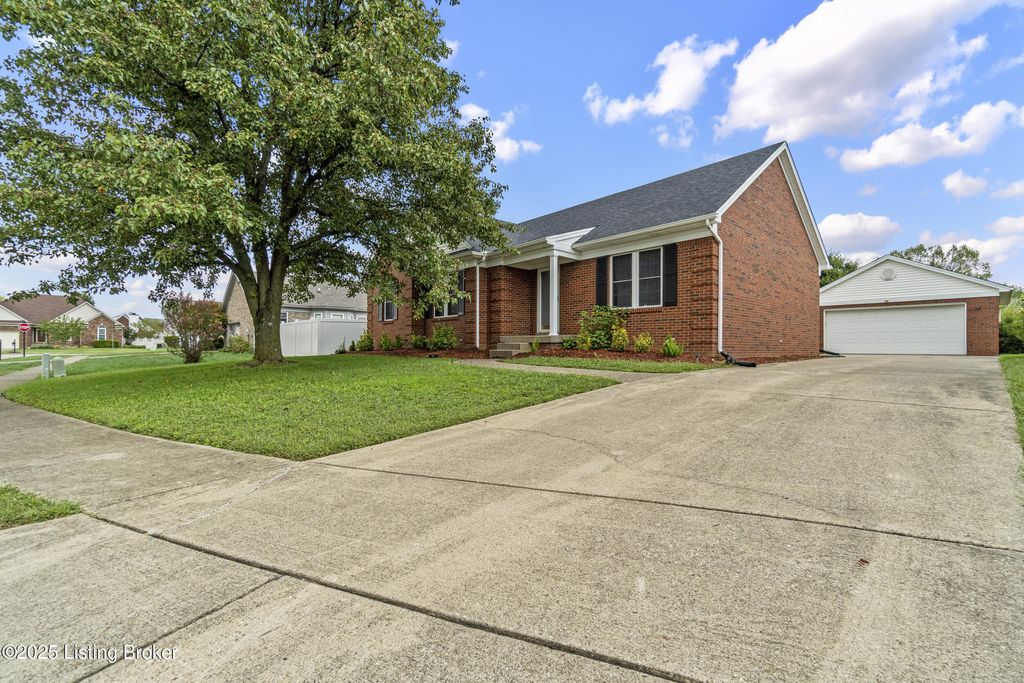 Photo of 11703 Sun Beam Ct, Louisville, KY 40272 (MLS # 1701853)