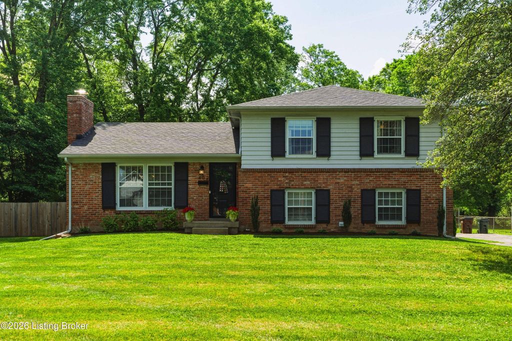 Photo of 402 Leyton Ave, Louisville, KY 40222 (MLS # 1716539)
