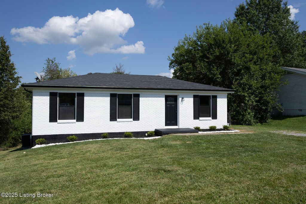 Photo of 71 Zelkova Dr, Shelbyville, KY 40065 (MLS # 1716944)