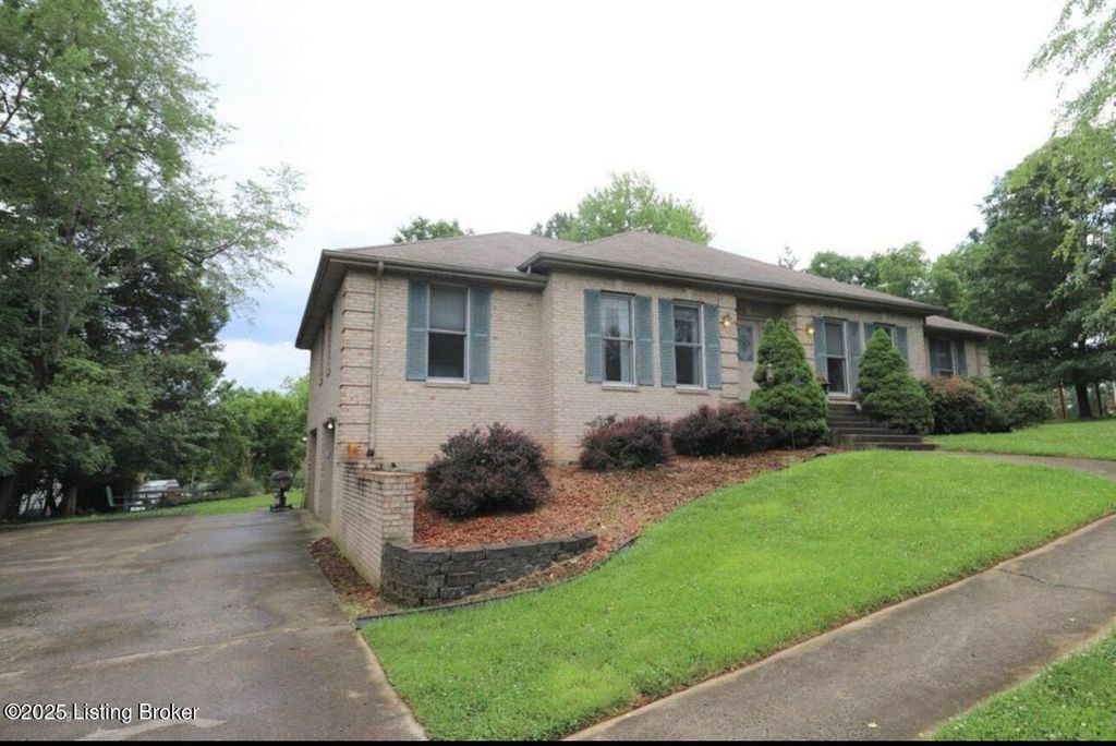 Photo of 238 Pinnacle Dr, Brandenburg, KY 40108 (MLS # 1705214)