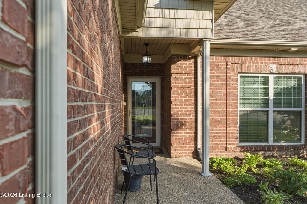 Photo of 638 Shoshone Ct, Shelbyville, KY 40065 (MLS # 1717668)