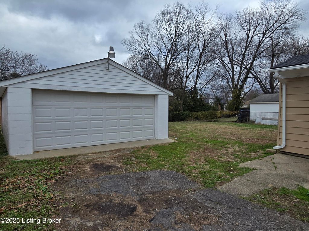 Photo of 5603 Walnut Way, Louisville, KY 40229 (MLS # 1704358)