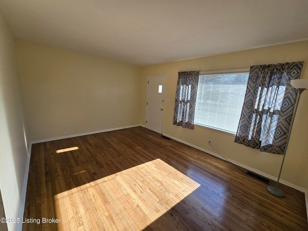 Photo of 5603 Walnut Way, Louisville, KY 40229 (MLS # 1704358)