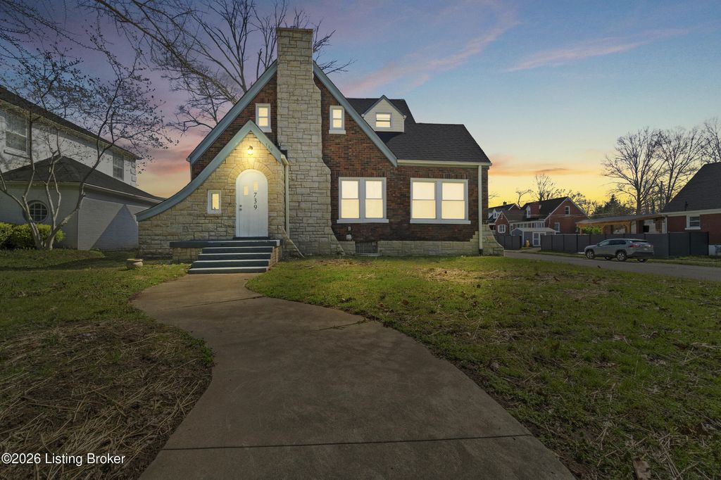 Photo of 739 Southwestern Pkwy, Louisville, KY 40211 (MLS # 1712290)