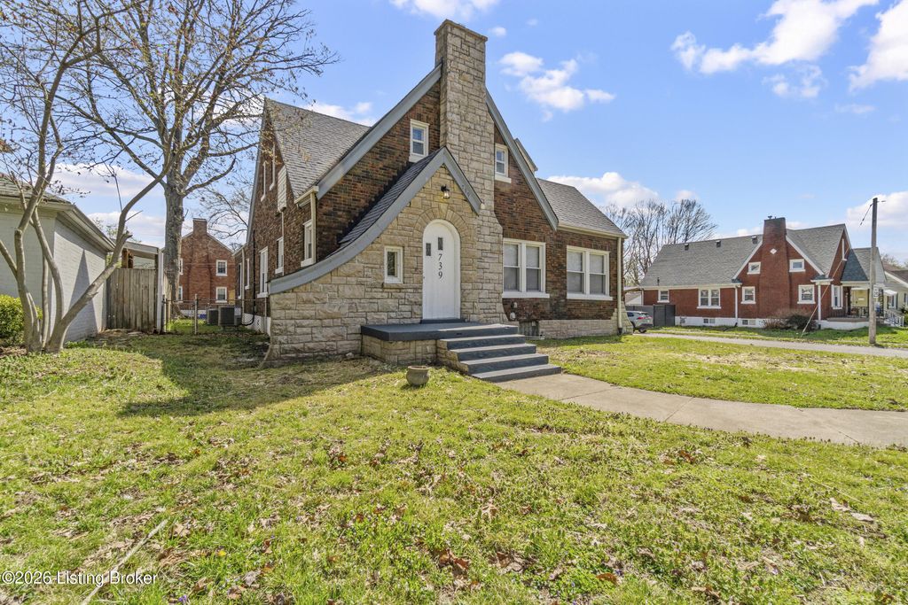 Photo of 739 Southwestern Pkwy, Louisville, KY 40211 (MLS # 1712290)