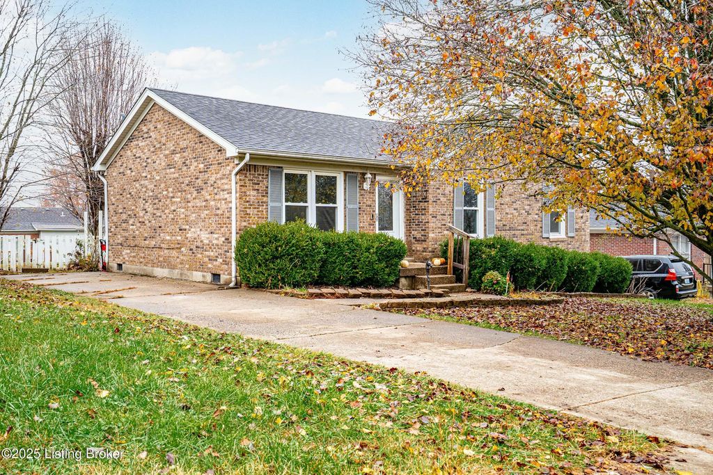 Photo of 1604 Hopkins Ct, La Grange, KY 40031 (MLS # 1703994)