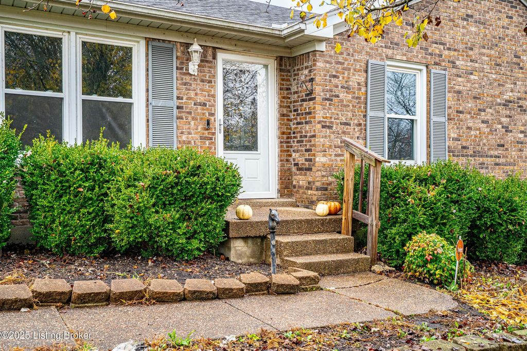 Photo of 1604 Hopkins Ct, La Grange, KY 40031 (MLS # 1703994)