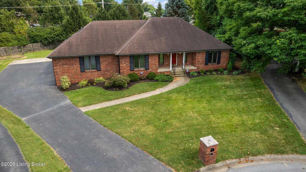 Photo of 9214 Reigate Ct, Louisville, KY 40222 (MLS # 1726578)