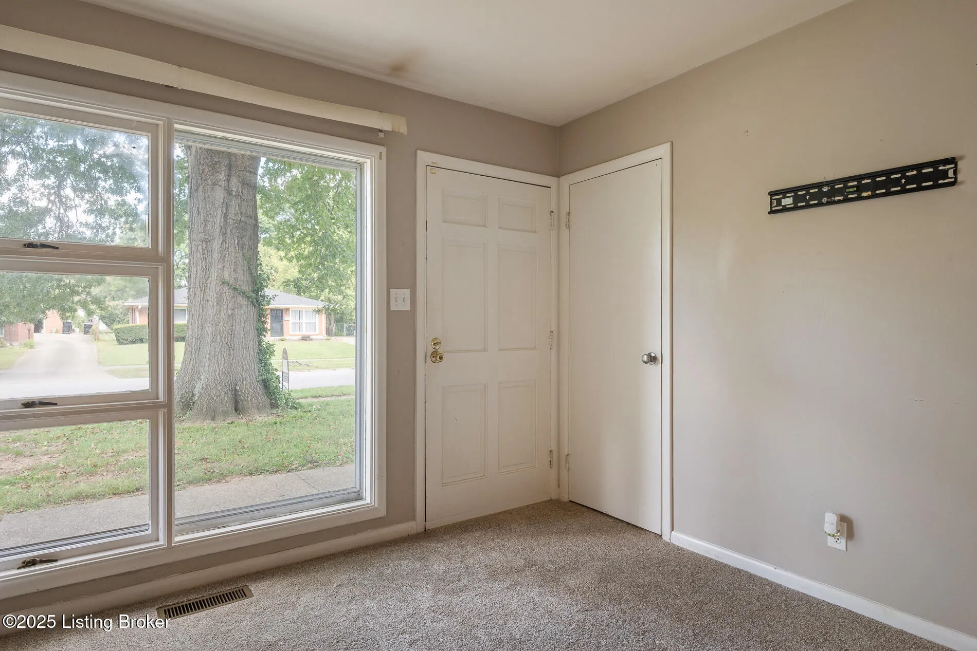 Louisville, Kentucky 40218, United States, 4 Bedrooms Bedrooms, ,2 BathroomsBathrooms,Residential,Active,221112