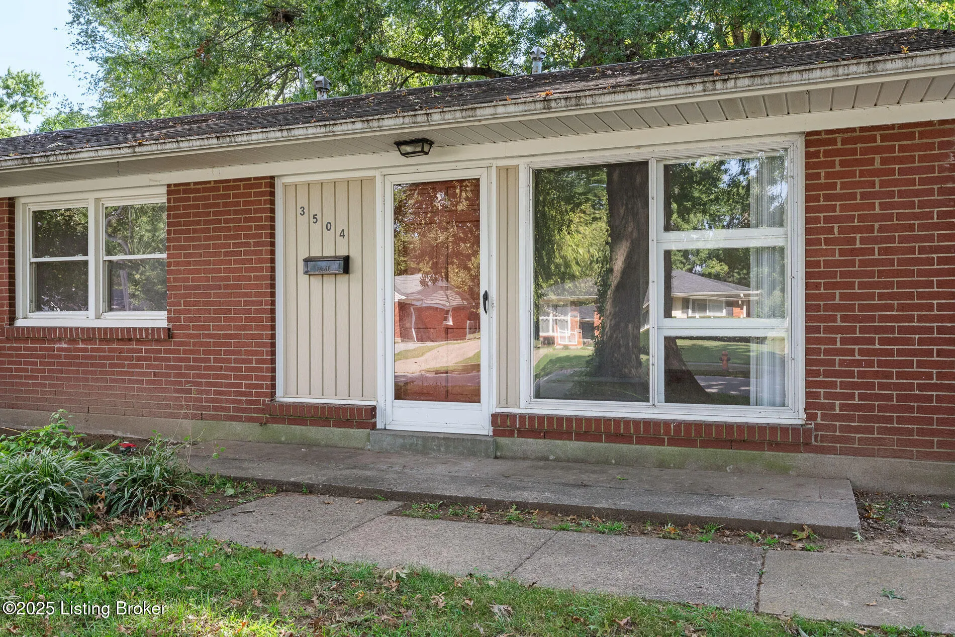 Louisville, Kentucky 40218, United States, 4 Bedrooms Bedrooms, ,2 BathroomsBathrooms,Residential,Active,221112