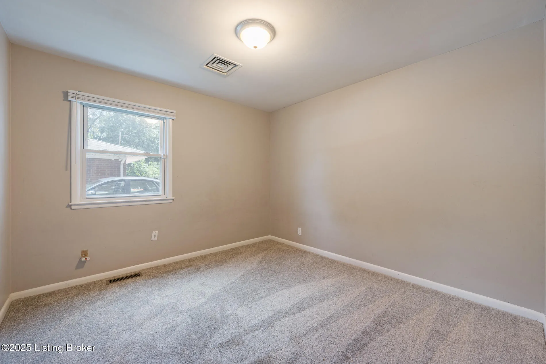 Louisville, Kentucky 40218, United States, 4 Bedrooms Bedrooms, ,2 BathroomsBathrooms,Residential,Active,221112