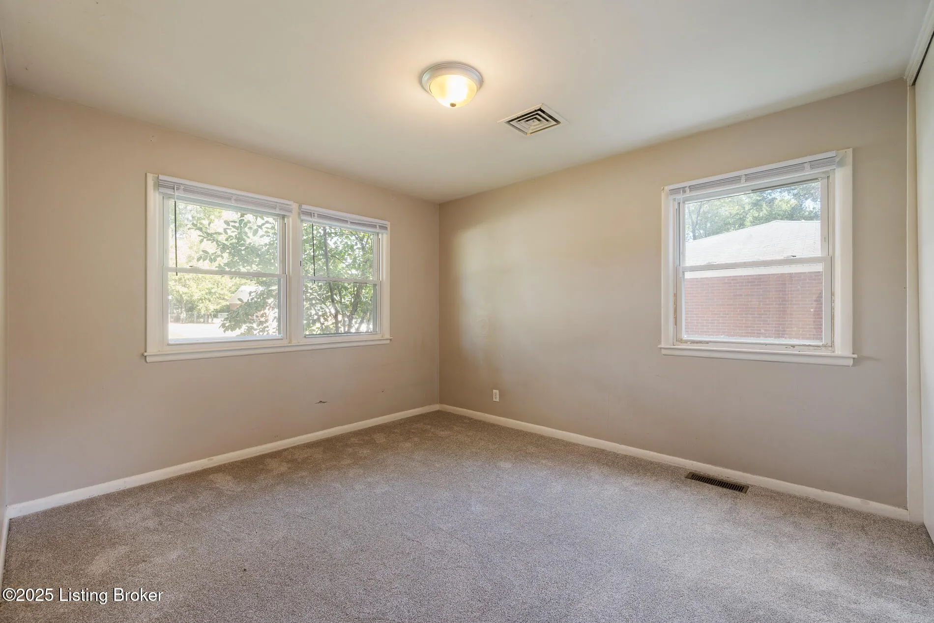 Louisville, Kentucky 40218, United States, 4 Bedrooms Bedrooms, ,2 BathroomsBathrooms,Residential,Active,221112