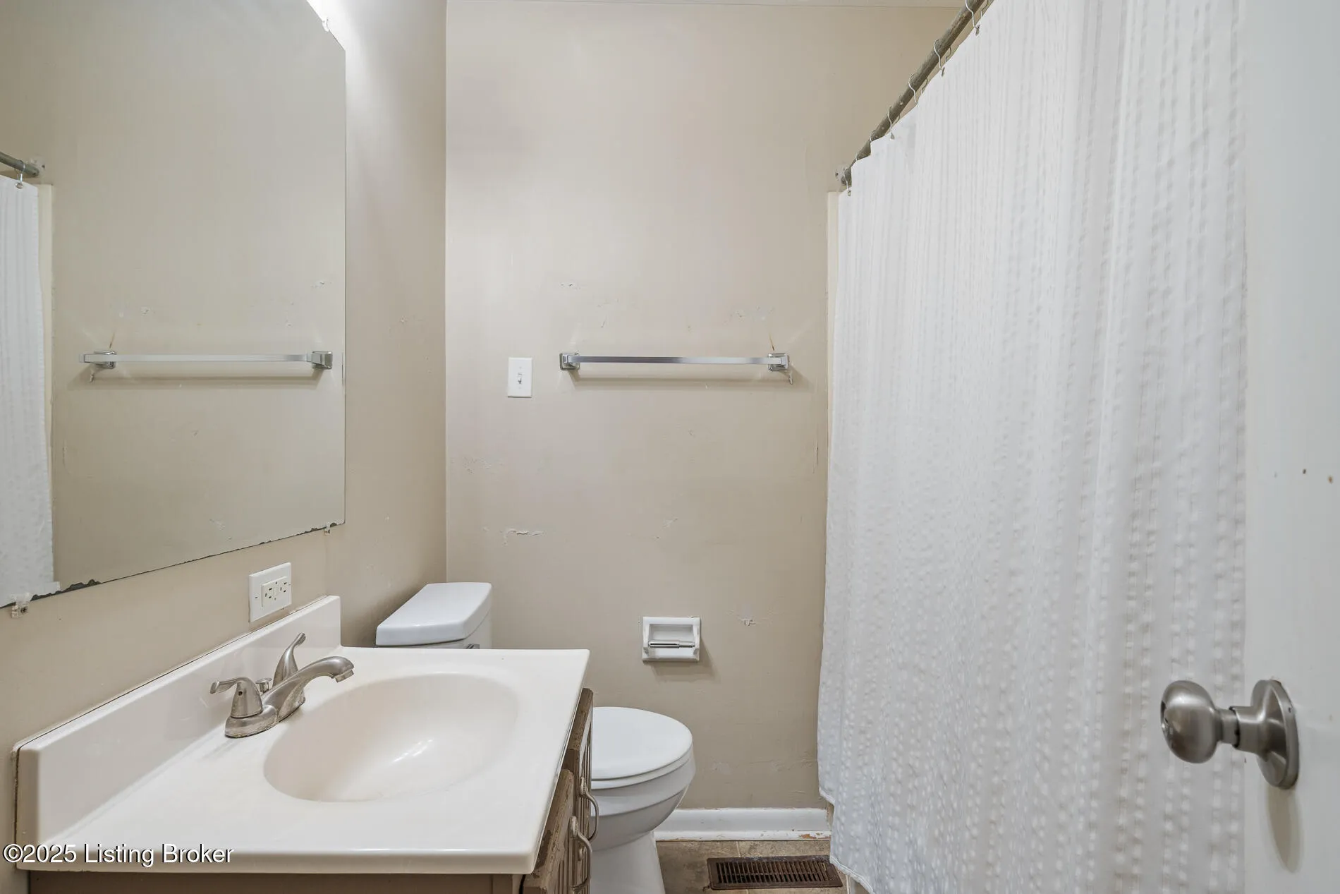 Louisville, Kentucky 40218, United States, 4 Bedrooms Bedrooms, ,2 BathroomsBathrooms,Residential,Active,221112