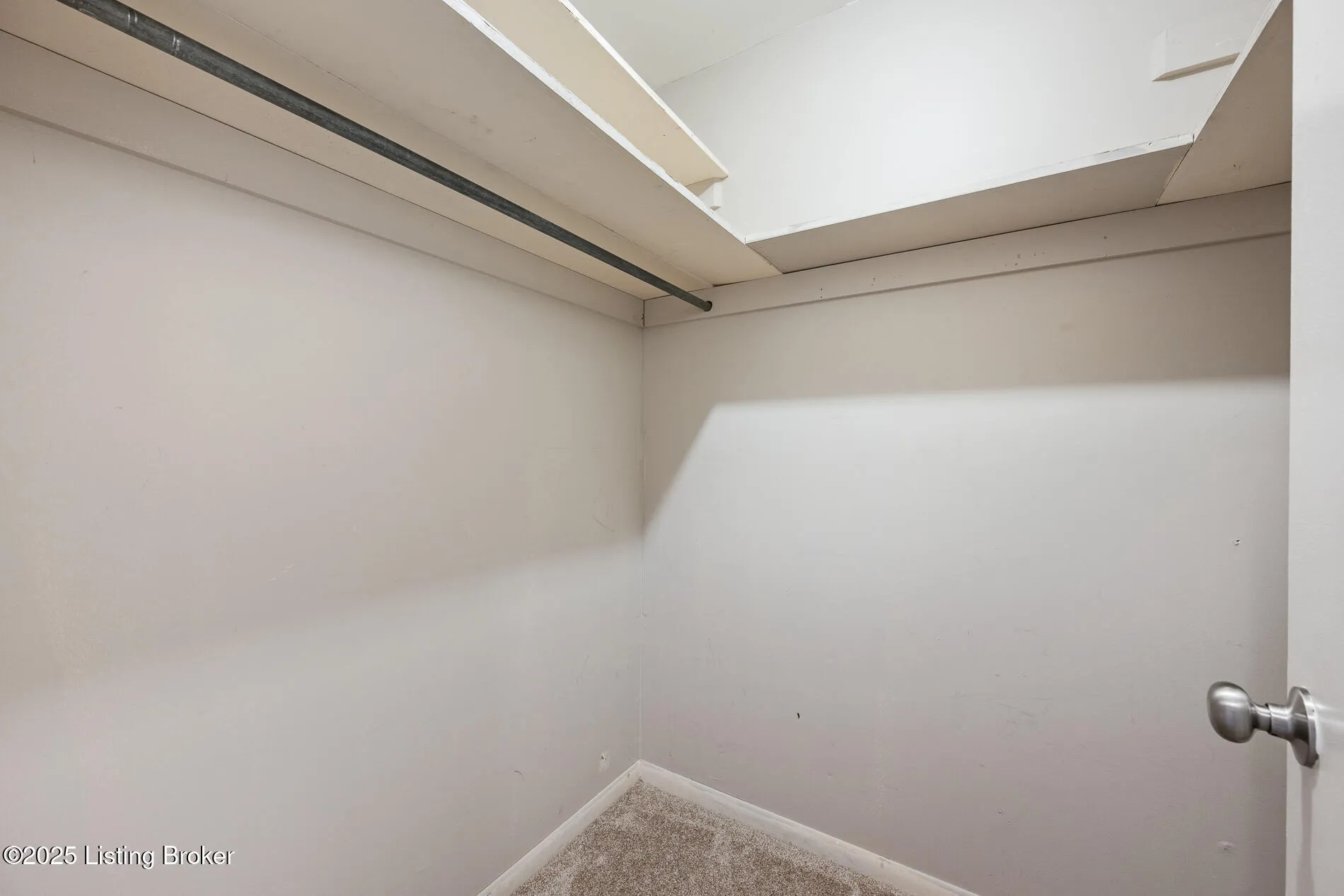 Louisville, Kentucky 40218, United States, 4 Bedrooms Bedrooms, ,2 BathroomsBathrooms,Residential,Active,221112