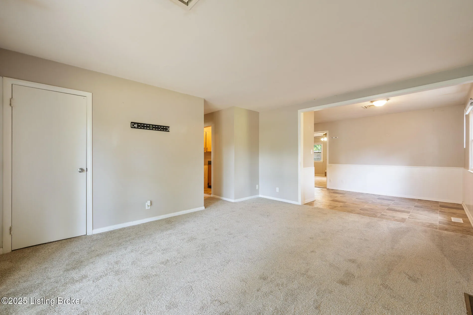 Louisville, Kentucky 40218, United States, 4 Bedrooms Bedrooms, ,2 BathroomsBathrooms,Residential,Active,221112