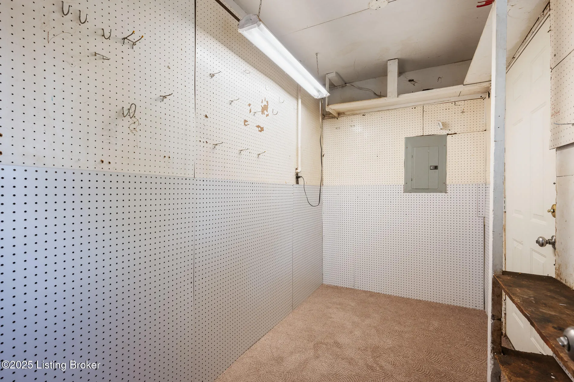 Louisville, Kentucky 40218, United States, 4 Bedrooms Bedrooms, ,2 BathroomsBathrooms,Residential,Active,221112