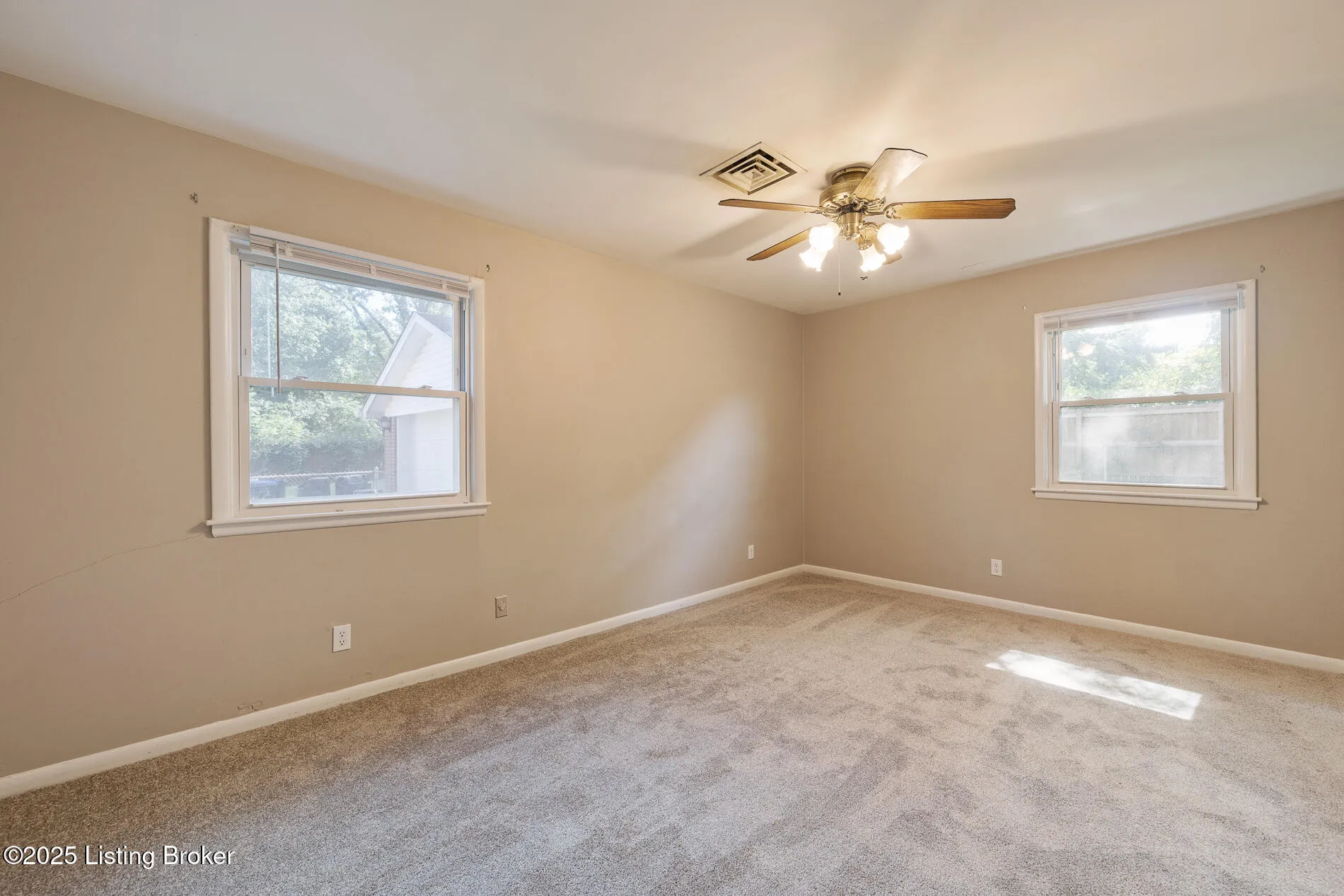 Louisville, Kentucky 40218, United States, 4 Bedrooms Bedrooms, ,2 BathroomsBathrooms,Residential,Active,221112