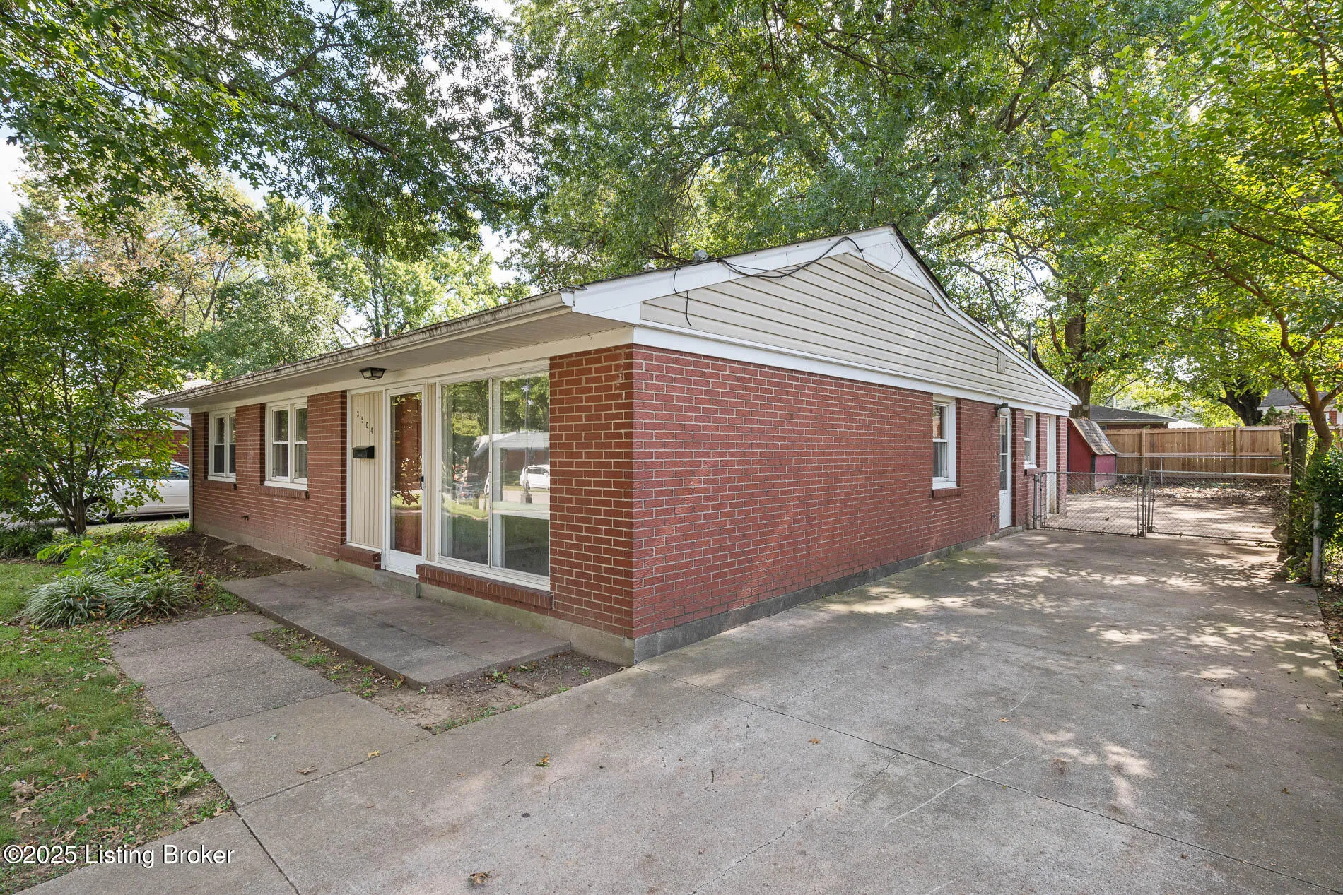 Louisville, Kentucky 40218, United States, 4 Bedrooms Bedrooms, ,2 BathroomsBathrooms,Residential,Active,221112