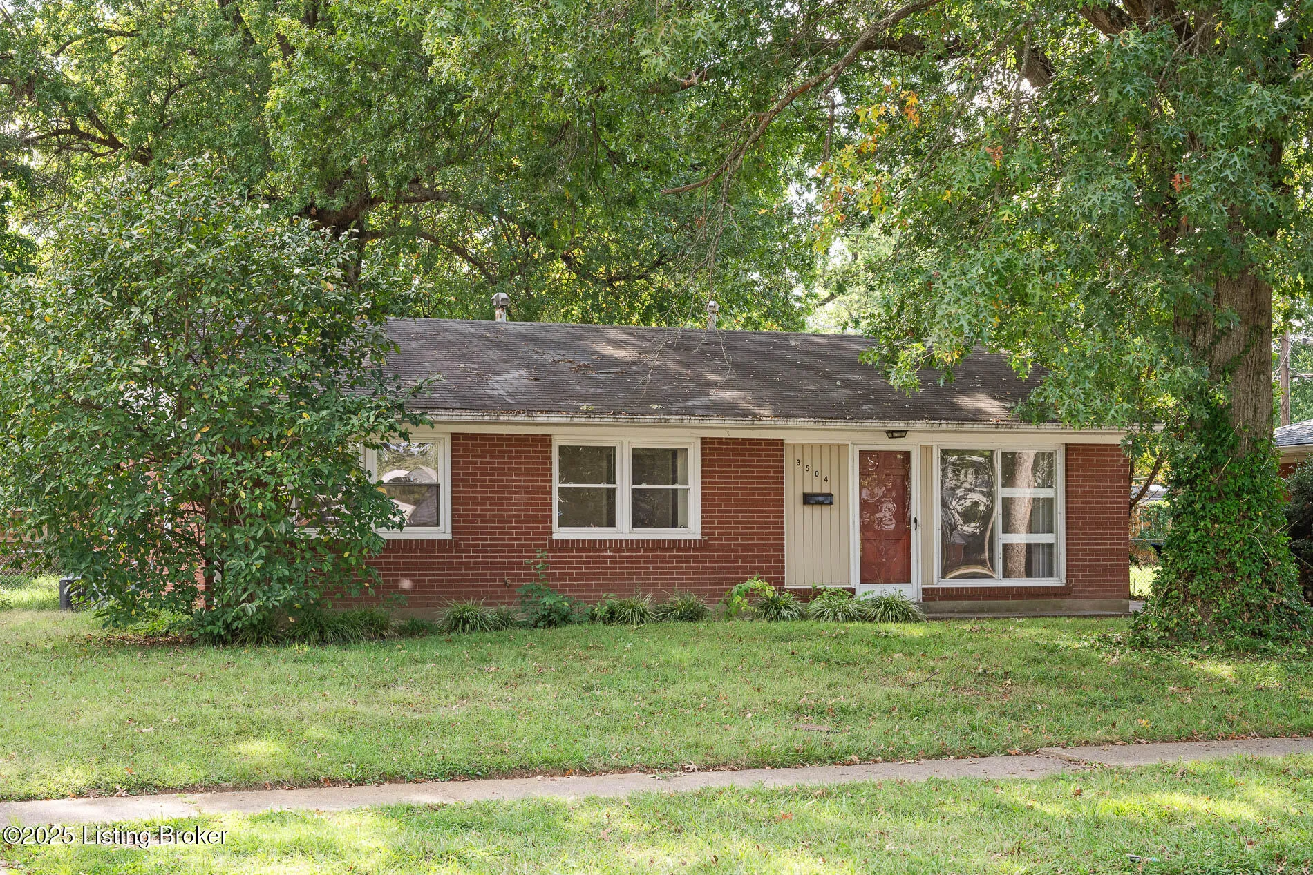 Louisville, Kentucky 40218, United States, 4 Bedrooms Bedrooms, ,2 BathroomsBathrooms,Residential,Active,221112