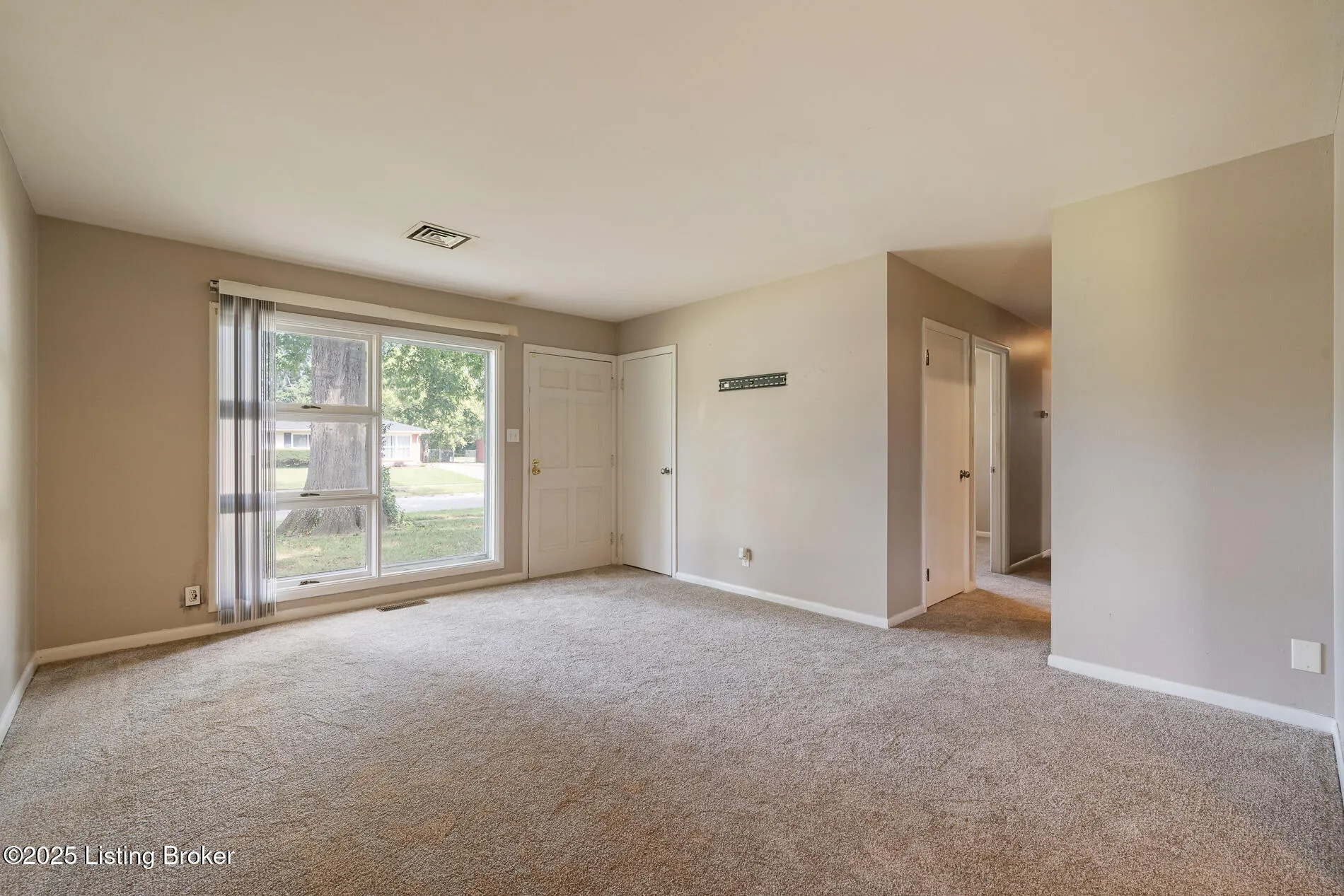 Louisville, Kentucky 40218, United States, 4 Bedrooms Bedrooms, ,2 BathroomsBathrooms,Residential,Active,221112