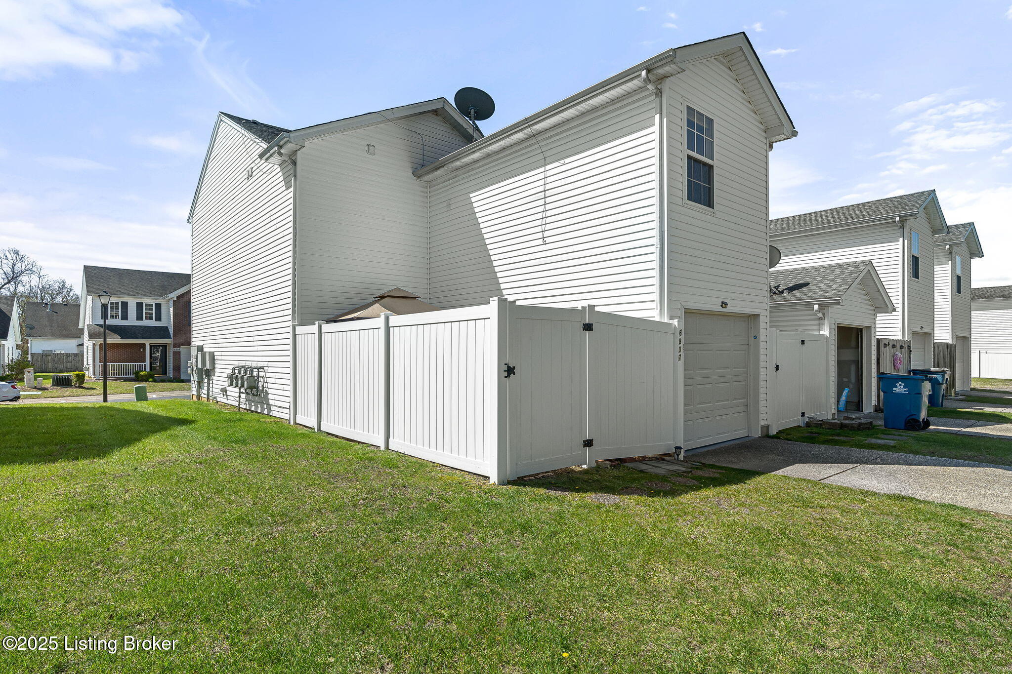 6807 Arbor Creek Dr, Louisville, Kentucky image 2
