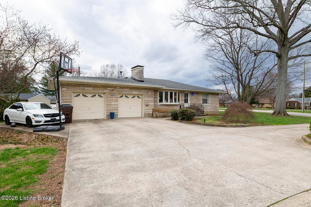 Photo of 600 Breckenridge Ln, Louisville, KY 40207 (MLS # 1714194)