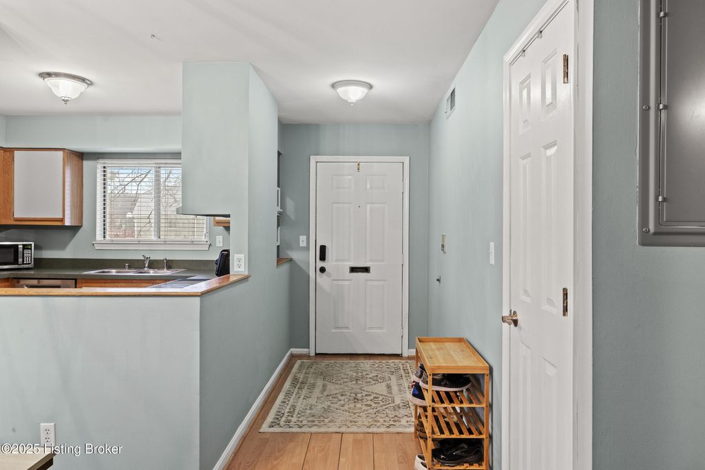 Photo of 2 Lake Ave, Louisville, KY 40206 (MLS # 1704366)