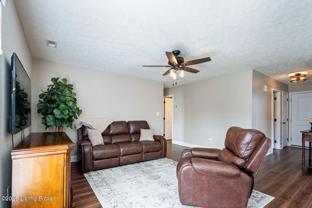 Photo of 173 Bluebill Ct, Shepherdsville, KY 40165 (MLS # 1710123)