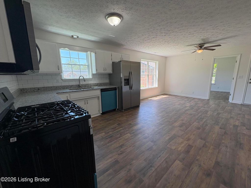 Photo of 275 5th Ave, Shepherdsville, KY 40165 (MLS # 1716165)