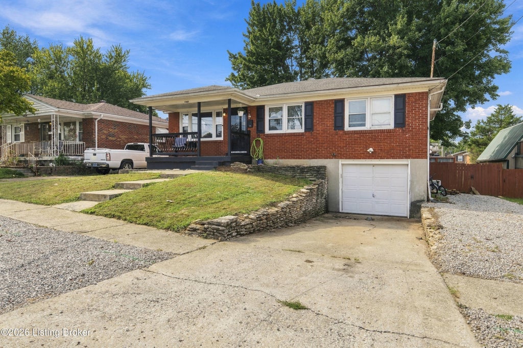 Photo of 4402 Mullaney Ct, Louisville, KY 40229 (MLS # 1730120)