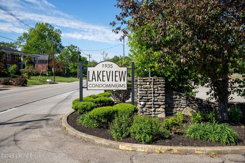 Photo of 1935 Gardiner Ln #H124, Louisville, KY 40205 (MLS # 1715383)