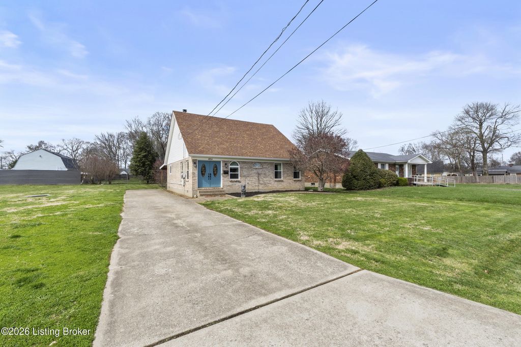 Photo of 4814 Cova Dr, Louisville, KY 40216 (MLS # 1711723)